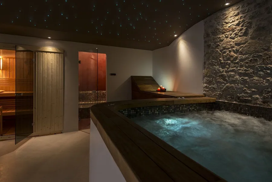 Η πισίνα υδρομασάζ του spa με χαμηλό φωτισμό